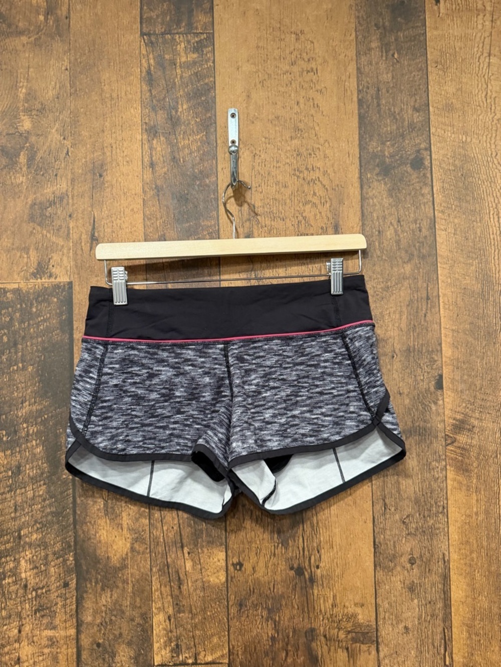 Lululemon speed up shorts size 4 EUC